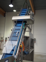 Incline conveyor with metal detector Loma